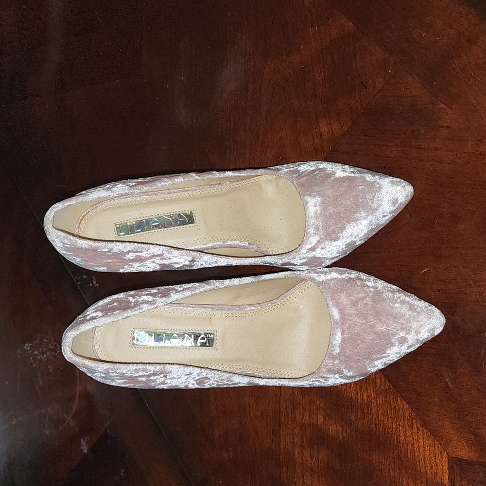 Women's Plush Pink Suede Pumps